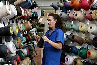 Lonate Pozzolo (Va) Filatura Michele Solbiati , 7 operaie dell'azienda posano per servizio di moda per Donna Moderna,riprese in fabbrica in una giornata di lavoro.<br>nella foto: Donatella Giudici (capelli ricci) foto Gianluca Moggi/Massimo Sestini